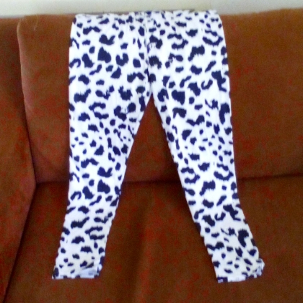 Cow print leggings size 2xl on the small side